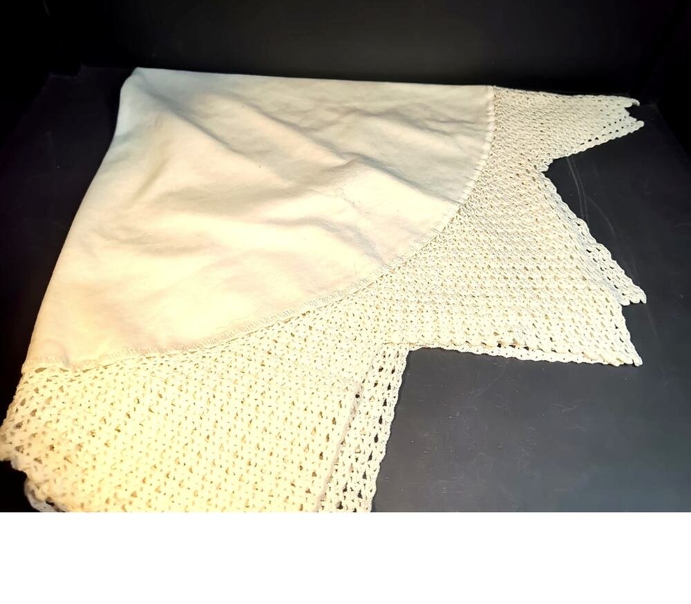 1615.  Round Tablecloth Crochet Diamond Point Trim
